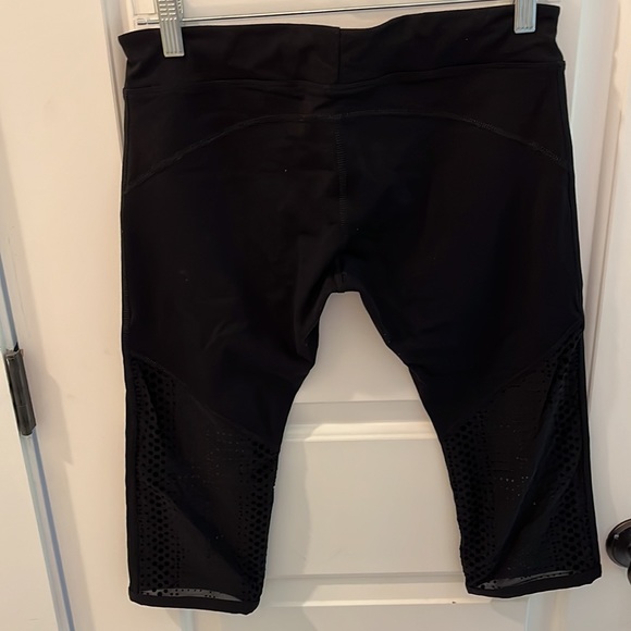 Black knee length leggings with mesh detail - Picture 2 of 3